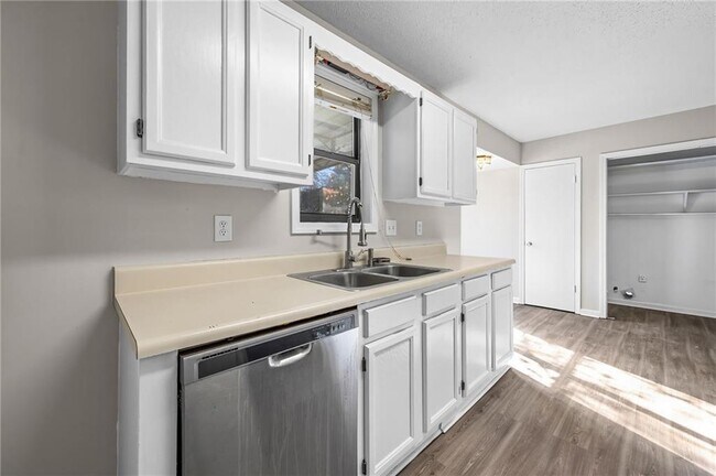 Building Photo - 5345 Memorial Ln SW