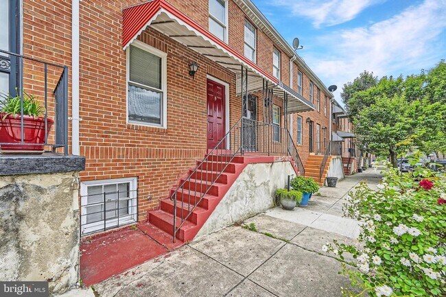 Building Photo - Modern 2-Bedroom Gem with Deck