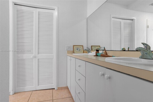 Building Photo - 3505 S Ocean Dr