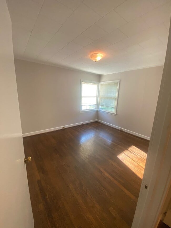 Building Photo - Nice 2 bedroom 1 bathroom home very close ...