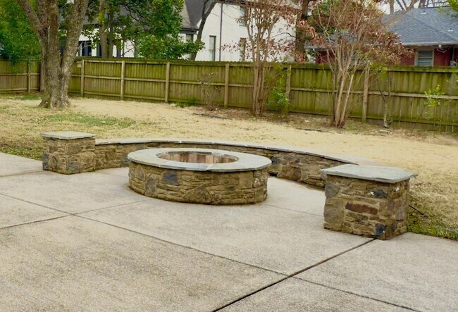 Building Photo - 5209 Walnut Grove Rd