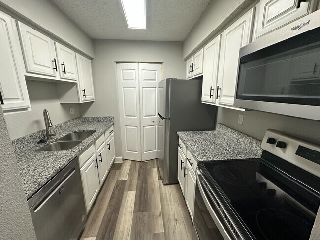 Building Photo - ** Move in Special $500 off your first months rent** FABULOUS 2 Bedroom/1 Bath Condo!!