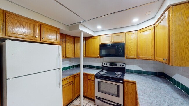 Building Photo - 1904 Beacon St