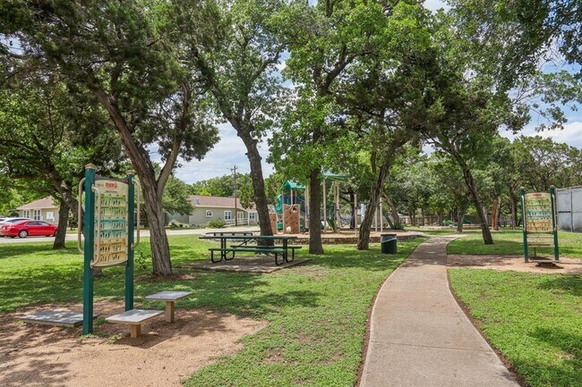 Building Photo - 701 Riverwood Dr