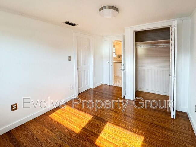 Building Photo - 931 Shine Ave