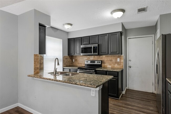 Building Photo - 16962 Glen Eagle Dr N