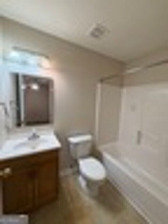 Building Photo - 408/410 Lawnwood Ct
