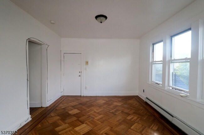 Building Photo - 176 Shephard Ave