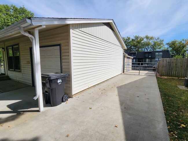 Building Photo - Beaufiful 3 bedroom rancher with attached ...