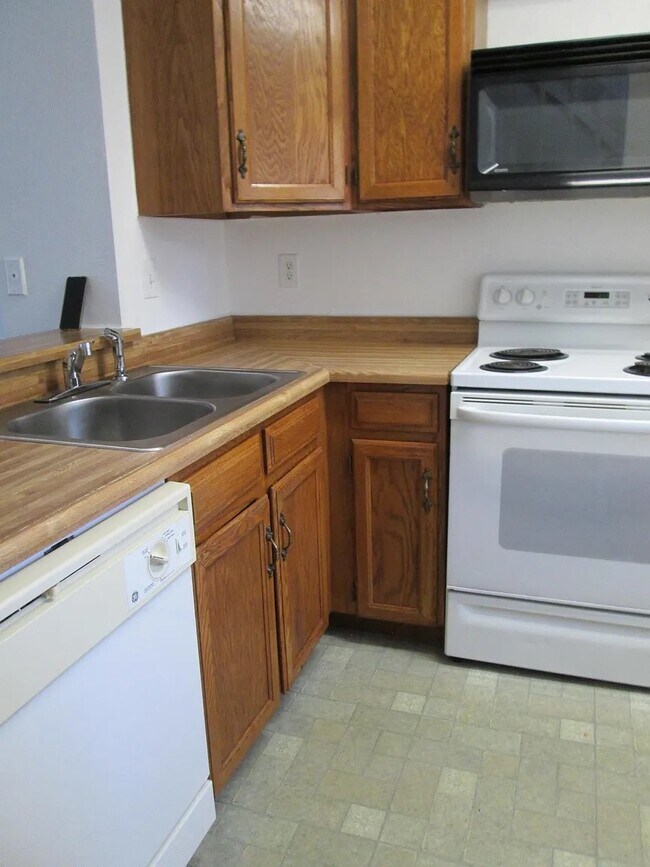 Building Photo - 2744 E Nichols Cir
