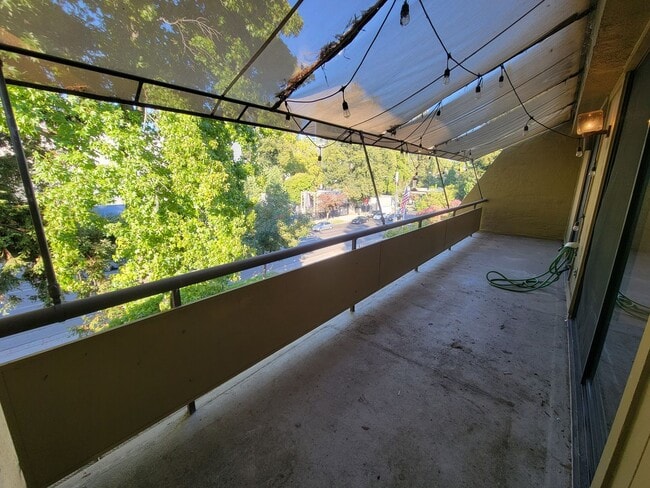Building Photo - Stylish 2 Bed 1 Bath Midtown Apartment