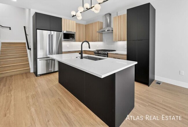 Building Photo - 830 Cherry St