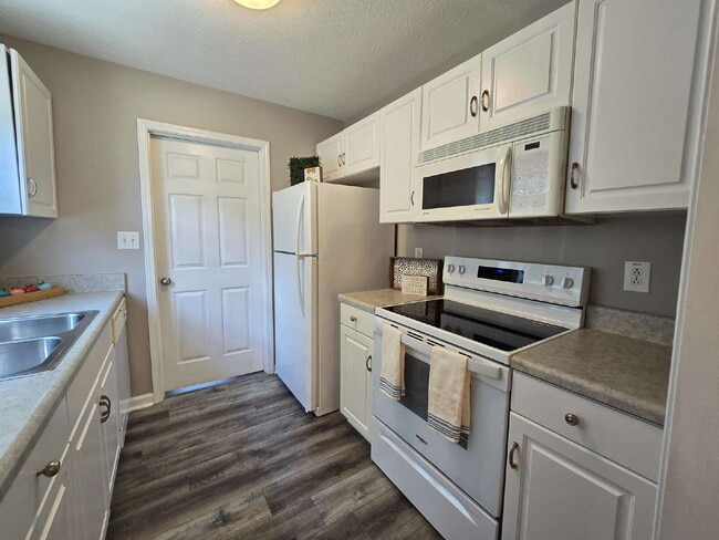 Building Photo - 460 Caney Ln