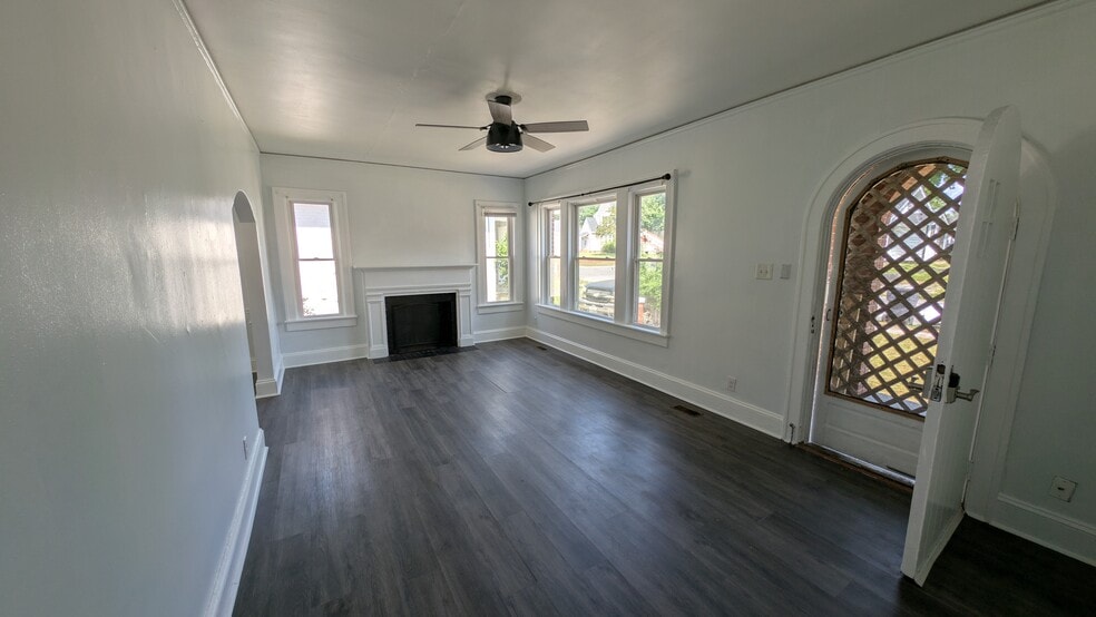 Living - 402 E Mulberry St