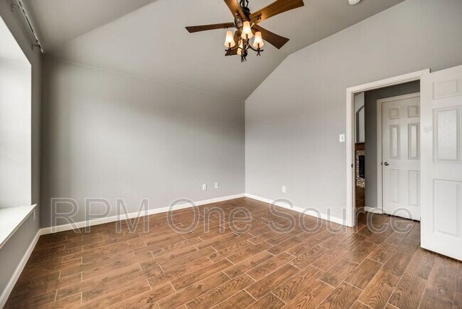 Building Photo - 300 Creekside Dr