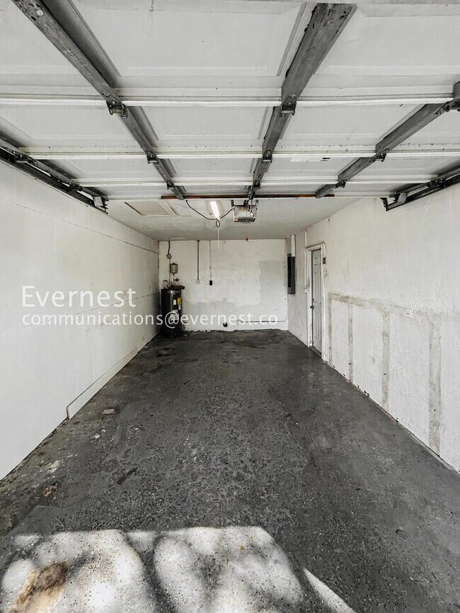 Building Photo - 1885 Shore Acres Blvd NE