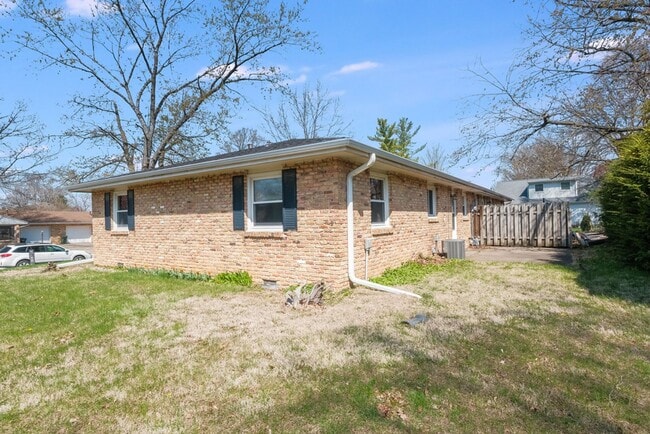 Building Photo - 2 bedroom 1 bathroom duplex-Available JUNE 2026