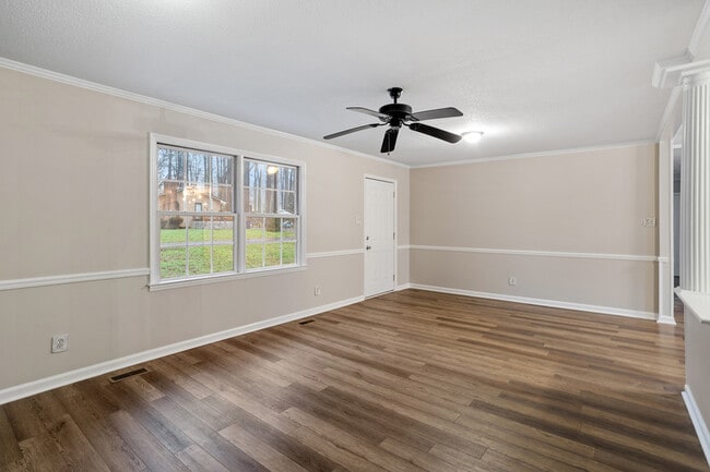 Building Photo - 207 S Hillcrest Dr