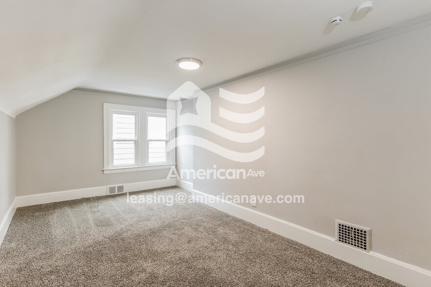 Building Photo - 922 Edgewood Dr