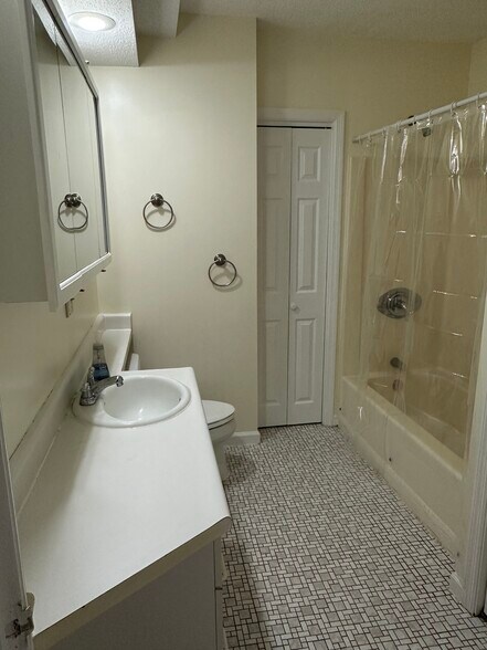 Building Photo - 142 Eden Ave