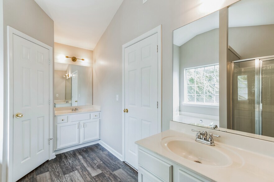 Building Photo - 2453 Lakebrooke Dr