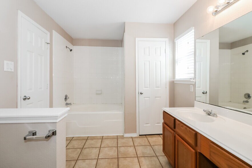 Building Photo - 16406 Chandler Ridge Ln