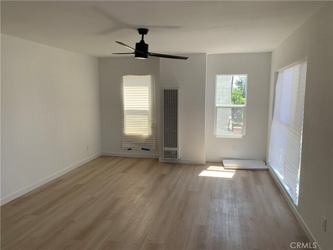 Building Photo - 1211 W 40th Pl
