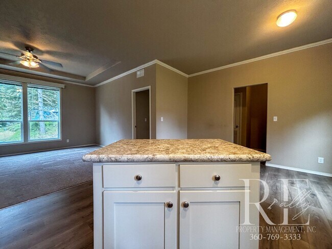 Building Photo - Charming 3-Bedroom Home in Quiet Gig Harbo...