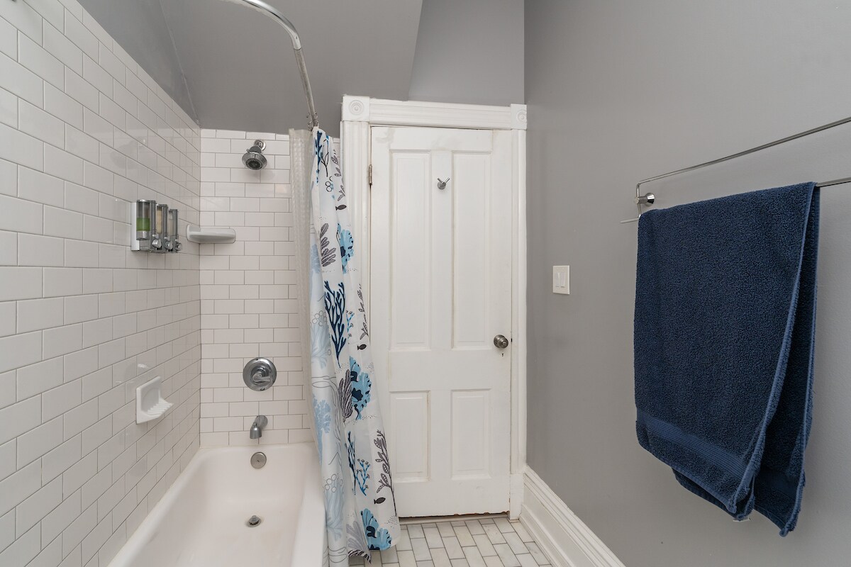 4 bedroom/3 bathroom, first floor bathroom - 403 P St NW
