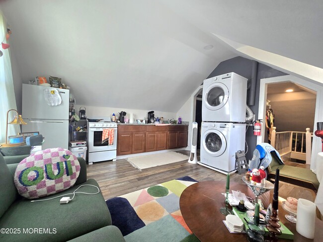 Primary Photo - 305 3rd Ave