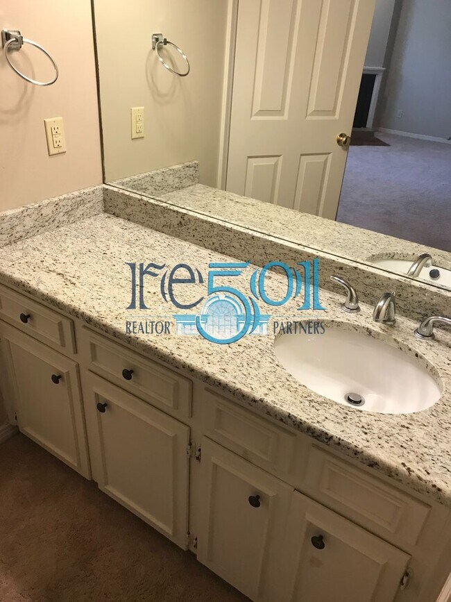 Building Photo - Pleasant Valley Condo