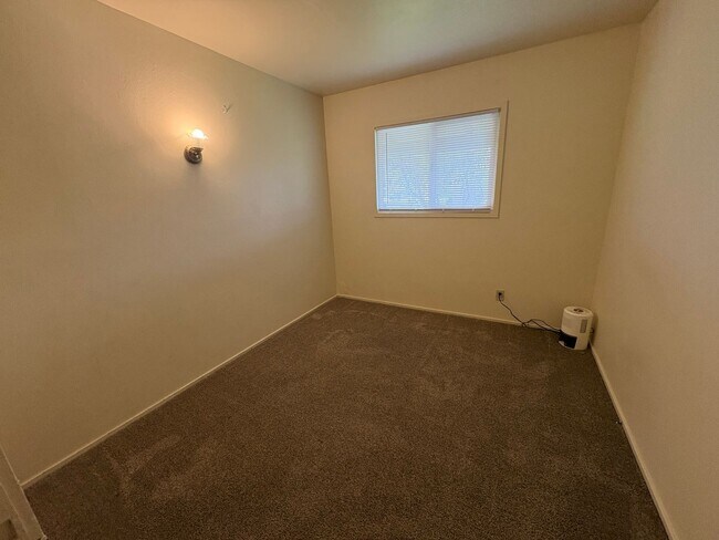 Building Photo - 3 Bed 1 Bath House Eureka