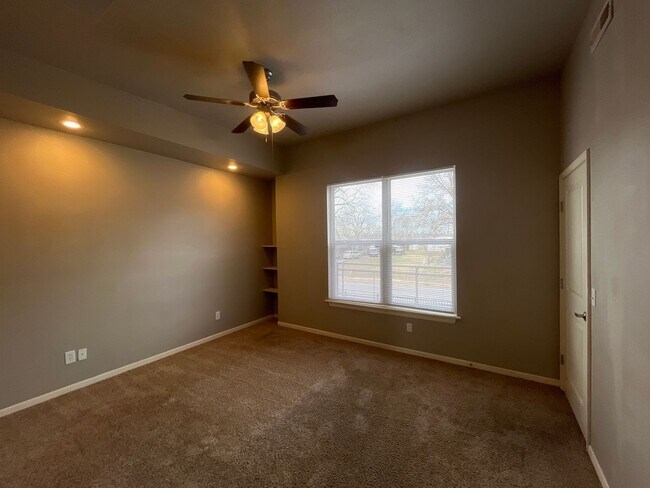 Building Photo - 2 BEDROOM 2 BATH SPACIOUS, OPEN FLOOR