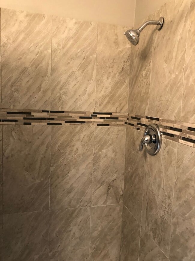 Building Photo - Great Home Beautiful Bathrooms/Kitchen! Fe...