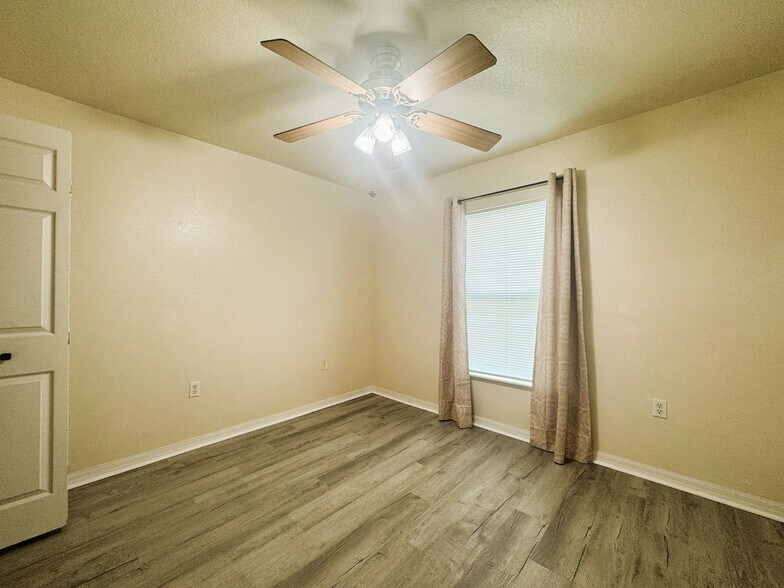 Building Photo - Your Dream Home Awaits in North Port!