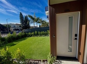 Building Photo - 611 W 41st Pl