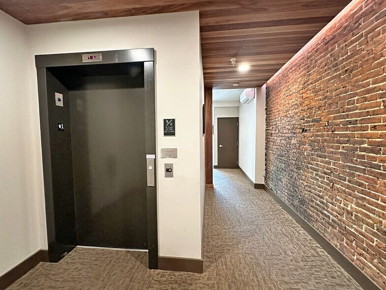 Building Photo - 8 N Main St