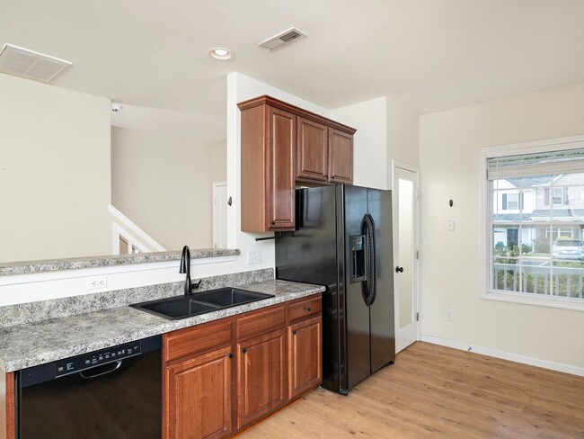 Building Photo - 3 Bed | 2.5 Bath End Unit Townhome in Abbi...