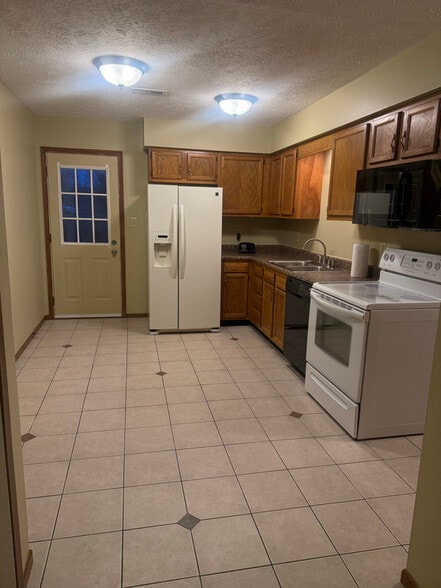 Building Photo - 5169 Princeton Glendale Rd