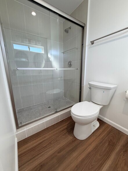 Bedroom 1 bathroom - 10233 Collett Ave