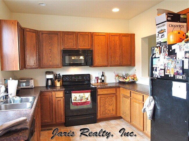 Building Photo - Fantastic Latigo Townhome Near Dining, Sho...
