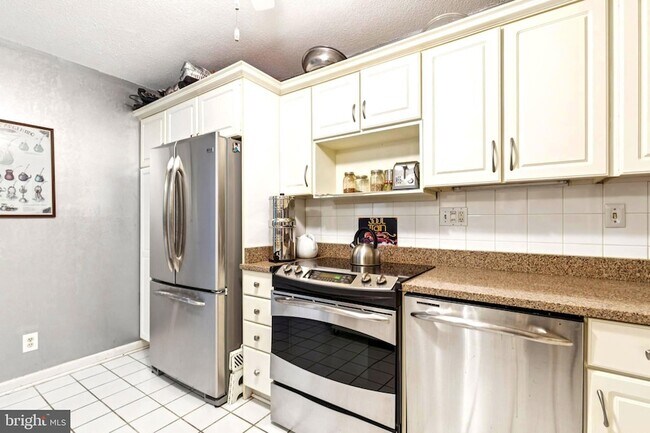 Building Photo - 307 Yoakum Pkwy