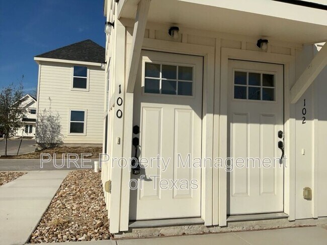 Building Photo - 2002 W 2nd St