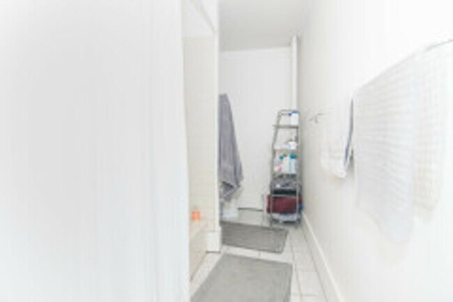 Building Photo - AWESOME ALLSTON 3BED!!!