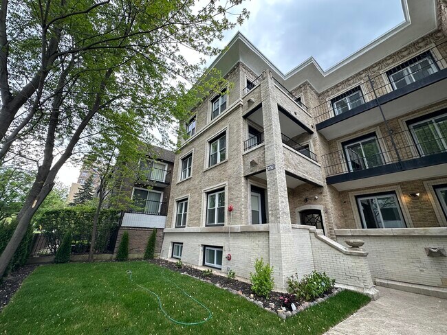 Building Photo - 4338 N Clarendon Ave
