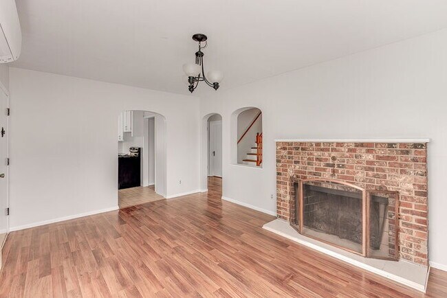 Building Photo - CUTE AND COZY FOUR BEDROOM IN LONGVIEW