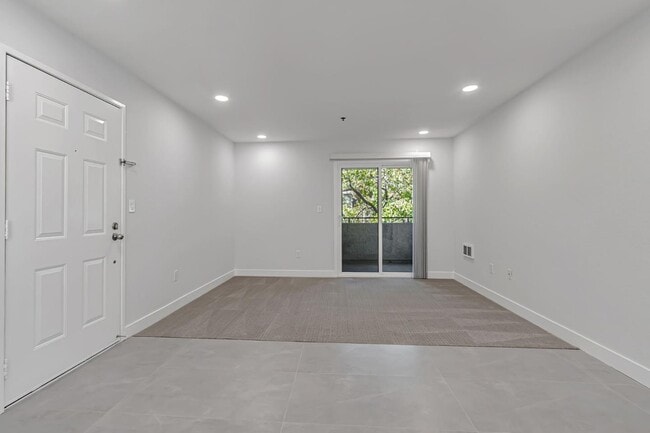 Building Photo - 880 E Fremont Ave