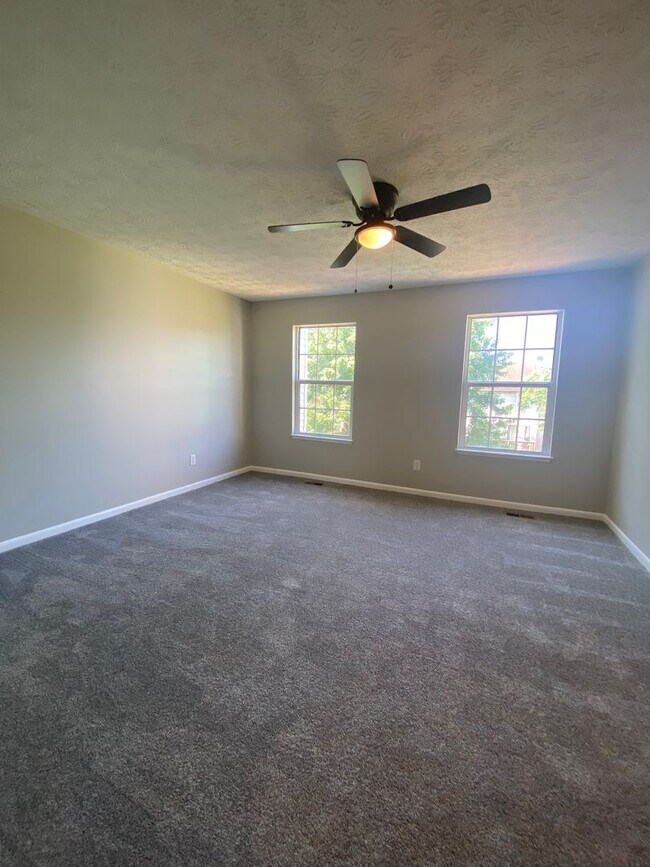 Building Photo - Spacious 5 Bedroom, 2 Bath Townhome – Edge...