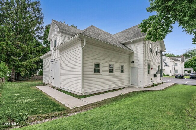Building Photo - 521 Warren St