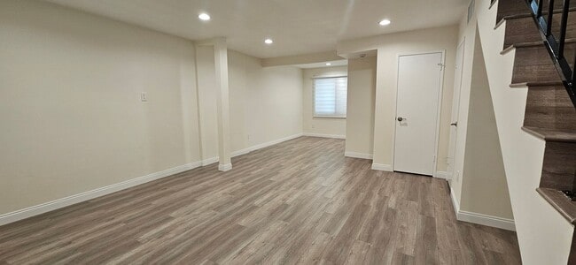 Building Photo - Beautifully Renovated Townhouse with Moder...